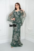 فستان سهرة ملكي مزين بتطريز فاخر وأكمام شفافة واسع...