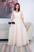 فستان أنيق بيج بتصميم طويل مزين بتطريزات على الأكم...