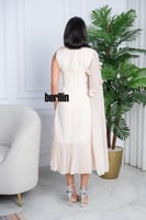 فستان بيج ناعم كم كيب راقي مميز بوردة ثلاثية الأبع...