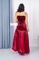 فستان مخمل يتميز بقصة مائلة في الصدر وبقصة كلوش لو...