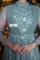 فستان سهرة طويل أخضر مطرز بالورود مع ياقة عالية وأ...