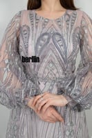 فستان سهرة بتصميم ملكي أنيق مزين بالتطريز اللامع و...