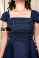 فستان طويل مطرز بياقة مربعة