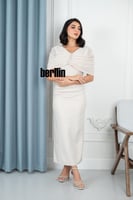 فستان أوف وايت أنيق بكاب فخم وتفاصيل براقة