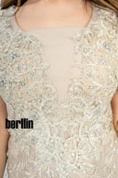 فستان سهرة ماكسي ضيق مطرز بأكمام كيب بيج فاتح