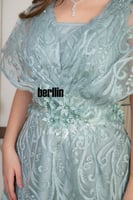 فستان سهرة طويل "نسمة المينت" المطرز بزهور الأورجا...