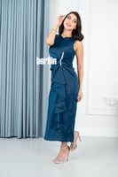 فستان أزرق أنيق بقصة ضيقة وكشكش جانبي فخم