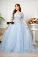 فستان سهرة مطرز من خامة التل الامع بأكمام كيب لون...