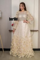 فستان سهرة ملكي بلون بيج بتطريز فاخر وورود ثلاثية...