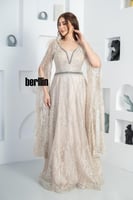 فستان سهرة طويل مطرز بتصميم كيب ريش فخم