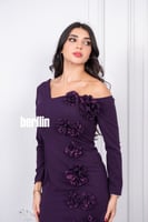 فستان بأكتاف مكشوفة زهور بارزة لون موف