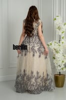 فستان سهرة طويل بيج بتطريز أغصان داكنة ولمعة ساحرة