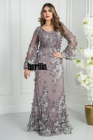 فستان سهرة موف مطرّز ثلاثي الأبعاد بتصميم راق