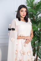 فستان بيج ناعم كم كيب راقي مميز بوردة ثلاثية الأبع...