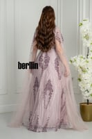 فستان سهرة طويل وردي بتطريز بنفسجي داكن وأكمام كيب