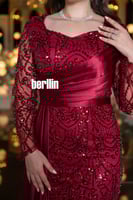 فستان سهرة احمر بتطريز ترتر مع تصميم أنيق وأكمام ش...