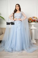 فستان سهرة مطرز من خامة التل الامع بأكمام كيب لون...