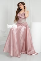 فستان سهره الوردي الهادئ بتطريز كريستالي وذيل ساتا...