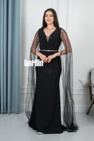 فستان سهرة أسود مزين بتطريزات براقة بقصة ضيقة تبرز...