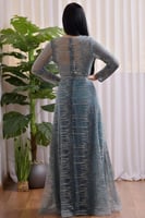 فستان سهرة بترولي بتصميم انسيابي أنيق ولون أزرق ضب...