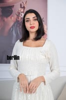 فستان ابيض كريمي بتطريز ترتر لامع تصميم أنيق بحزام...