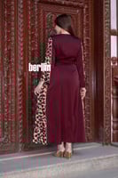 جلابية ملكي بتطريز ذهبي مزين بنقش نمري لون عودي