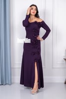 فستان بأكتاف مكشوفة زهور بارزة لون موف