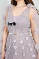 فستان سهرة ليلكي بزهور ثلاثية الأبعاد وكاب تول ملك...