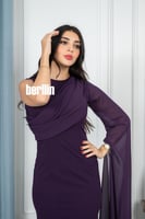 فستان طويل بتصميم ملتوي وبأكمام كيب لون موف