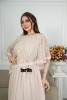 فستان سهرة طويل بحافة واسعة واكمام كيب لون بيج