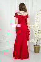 فستان سهرة فاخر باللون الأحمر بتصميم راقٍ وأكتاف م...