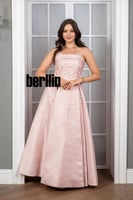 فستان سهرة طويل زهري مزين بتطريز زهور