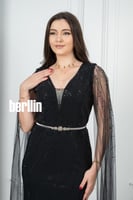 فستان سهرة أسود مزين بتطريزات براقة بقصة ضيقة تبرز...