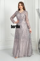 فستان سهرة بنقشة فهد مطرّز بتفاصيل فاخرة وأكمام شف...