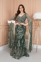 فستان سهرة حورية البحر مطرز بأكمام كيب اخضر زمردي