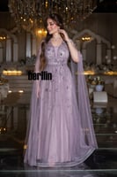 فستان سهرة بنفسجي بكاب تول مطرّز وزهور ثلاثية