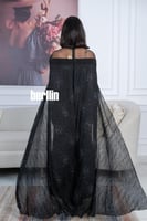 فستان سهرة أسود أنيق بقصة طويلة يتميز بلمعان خفيف...