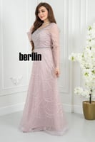 فستان سهرة وردي فاتح مطرز بأقواس خرز وحزام لامع