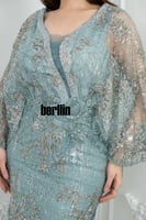 فستان سهرة ملكي مزين بتطريز فاخر وأكمام شفافة واسع...