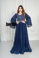 فستان بليسية بأكمام كيب مفتوحة مزين بالفصوص لون كح...