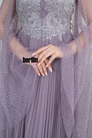 فستان سهرة مميز بتطريز وبأكمام كيب تل لون موف