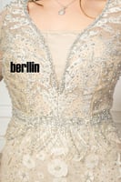 فستان سهرة ماكسي ضيق مطرز بأكمام كيب بيج