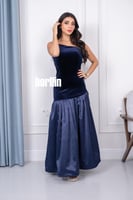 فستان مخمل يتميز بقصة مائلة في الصدر وبقصة كلوش لو...