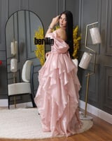 فستان سهرة وردي أنيق بنمط طبقات متدرجة انسيابية كت...