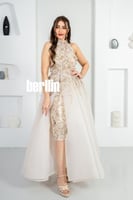 فستان سهرة فخم بتطريزات بارزة وياقة عالية لون بيج