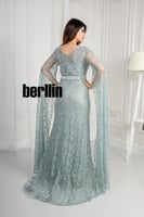 فستان سهرة مزين بالفصوص بأكمام كيب لون تيفاني فاتح