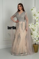 فستان سهرة طويل نيود بتطريز فضي كثيف وأكمام كيب طو...