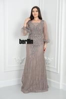 فستان سهرة أنيق لحمي غامق مطرز مع أكمام شفافة منفو...