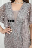 فستان سهرة رمادي موف مطرز بدانتيل خرزي وكاب فراشة...