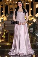 فستان سهرة وردي فاتح بتصميم أنيق مطرّز بالكريستال...